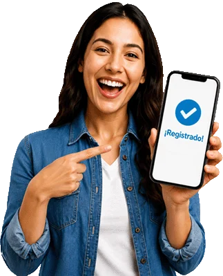 Persona mostrando la app en su teléfono